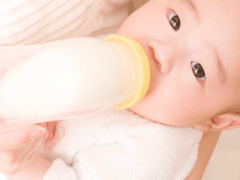 ミルクを飲んでいる赤ちゃん