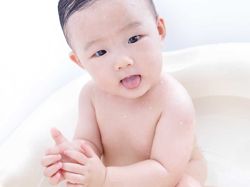 お風呂に入る赤ちゃん