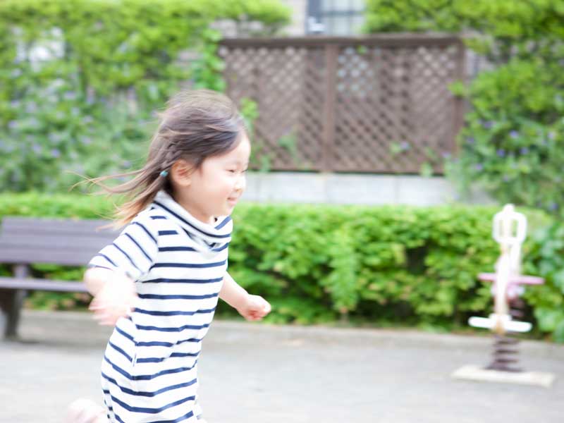 公園で走る女の子