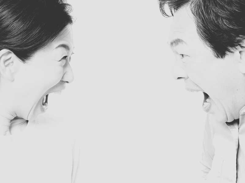 口論をしている夫婦