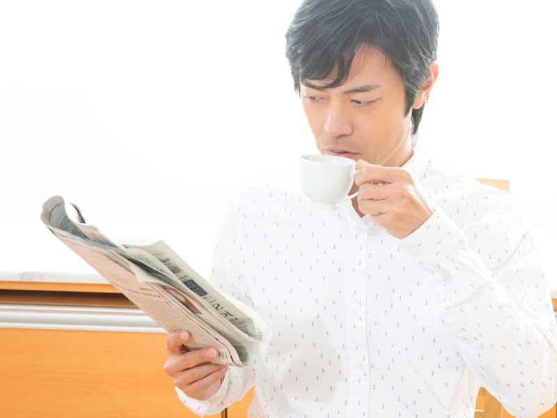 新聞を読んでいる旦那さん