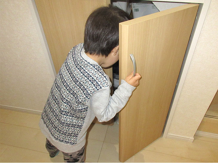 収納を開ける子供