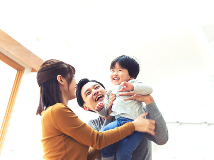 子供を抱っこする親