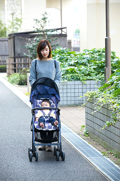 ベビーカーを押す若いママ
