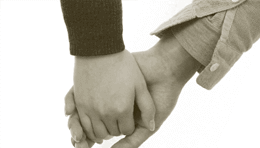 夫婦が手をつなぐ