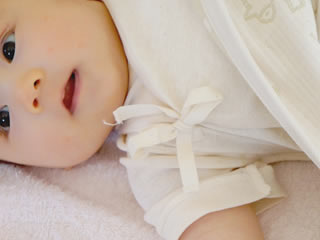 お母さんを見つめる赤ちゃんの眼差し