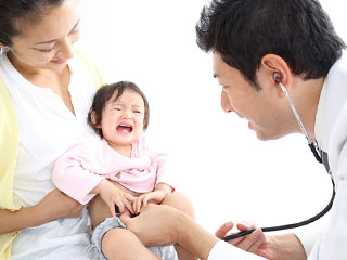 子供を診察する医者