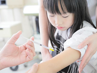 病院で注射を打たれる子供