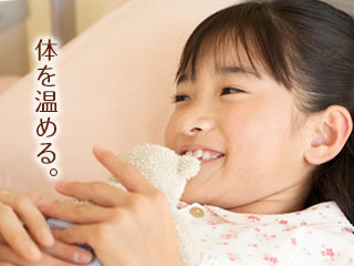 ベッドに横になる子供