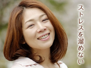 外で微笑む女性
