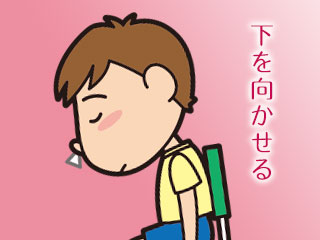 鼻に詰め物をして下を向く子供