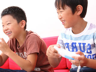TVゲームで遊ぶ子供たち
