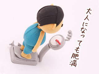 体重計にのる肥満児