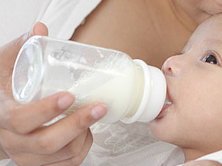 哺乳瓶でミルクを与えている