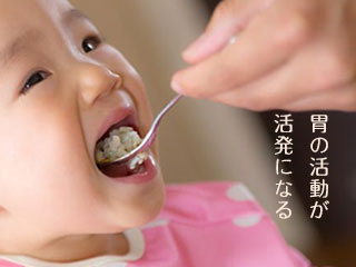 離乳食を食べる赤ちゃん