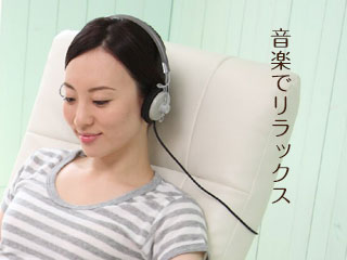 ヘッドホンで音楽を聴く女性