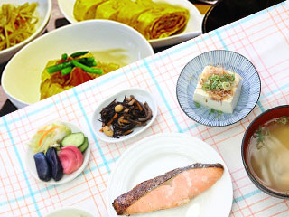 食事の小皿に盛り付けられた魚、豆腐など