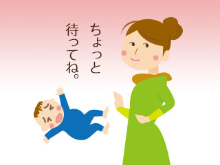 泣いてる赤ちゃんに声をかける母親