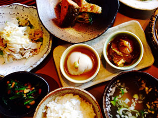 小鉢が並ぶ和食