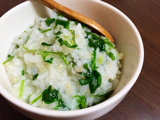 菜ものが入ったお粥