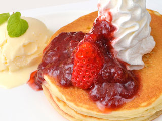 クリームののったホットケーキ