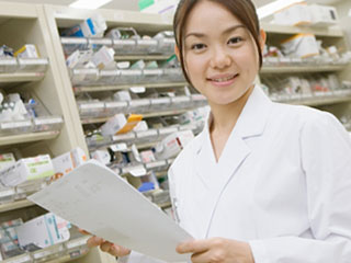 薬剤師が処方箋を見ている