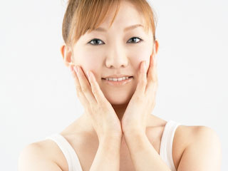 頬を押さえる女性