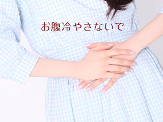 お腹を押さえる女性