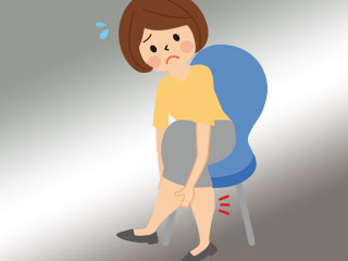 ふくらはぎを揉む女性