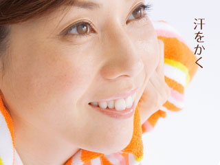 汗を拭く女性
