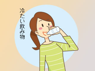 ジュースを飲む女性