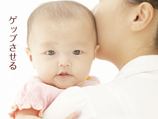 母親に抱きかかえられる赤ちゃん