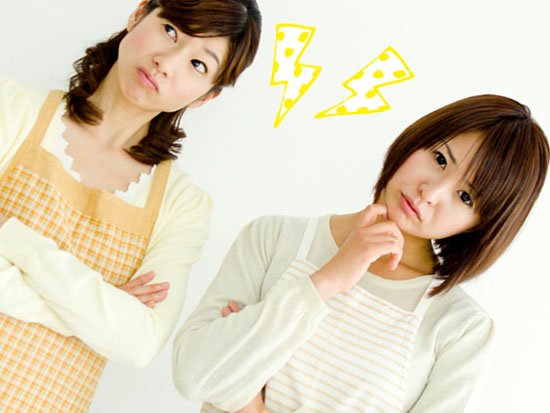 主婦二人が気まずい表情で並んでいる