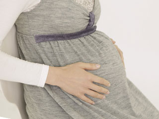 お腹を触る妊婦