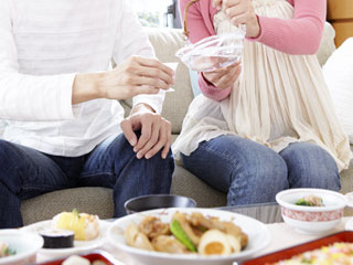 夫と食事を楽しむ妊婦