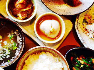 和食の小鉢が並ぶ