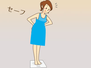 体重計に乗る妊婦