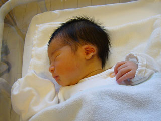 眠る新生児