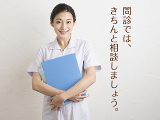 ファイルを持ったする女医