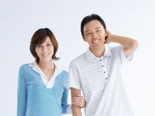 夫婦が並んで立っている
