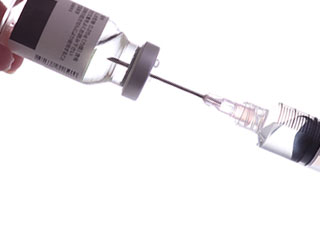注射器にワクチンを吸い込む