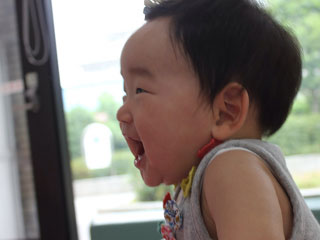 口を大きく開ける幼児