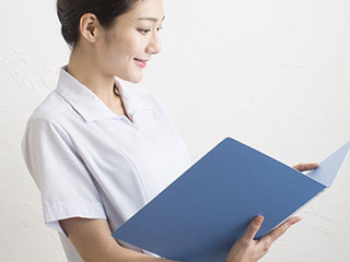 書類を見る看護師