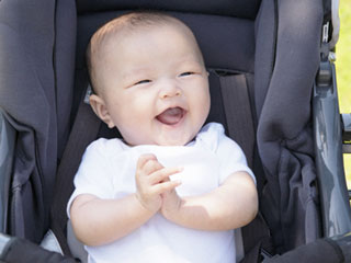 ベビーカーに乗った赤ちゃん