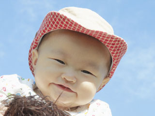 帽子を被った赤ちゃん