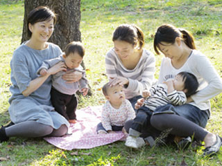 ママと赤ちゃん3組が公園で集う