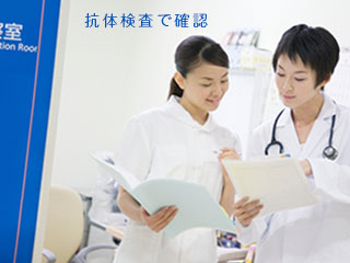 看護師と医師の打ち合わせ