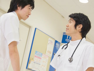 病院内で医師とスタッフが話している