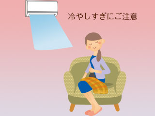 クーラーの冷風に当たる妊婦