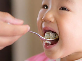 離乳食を食べる赤ちゃん